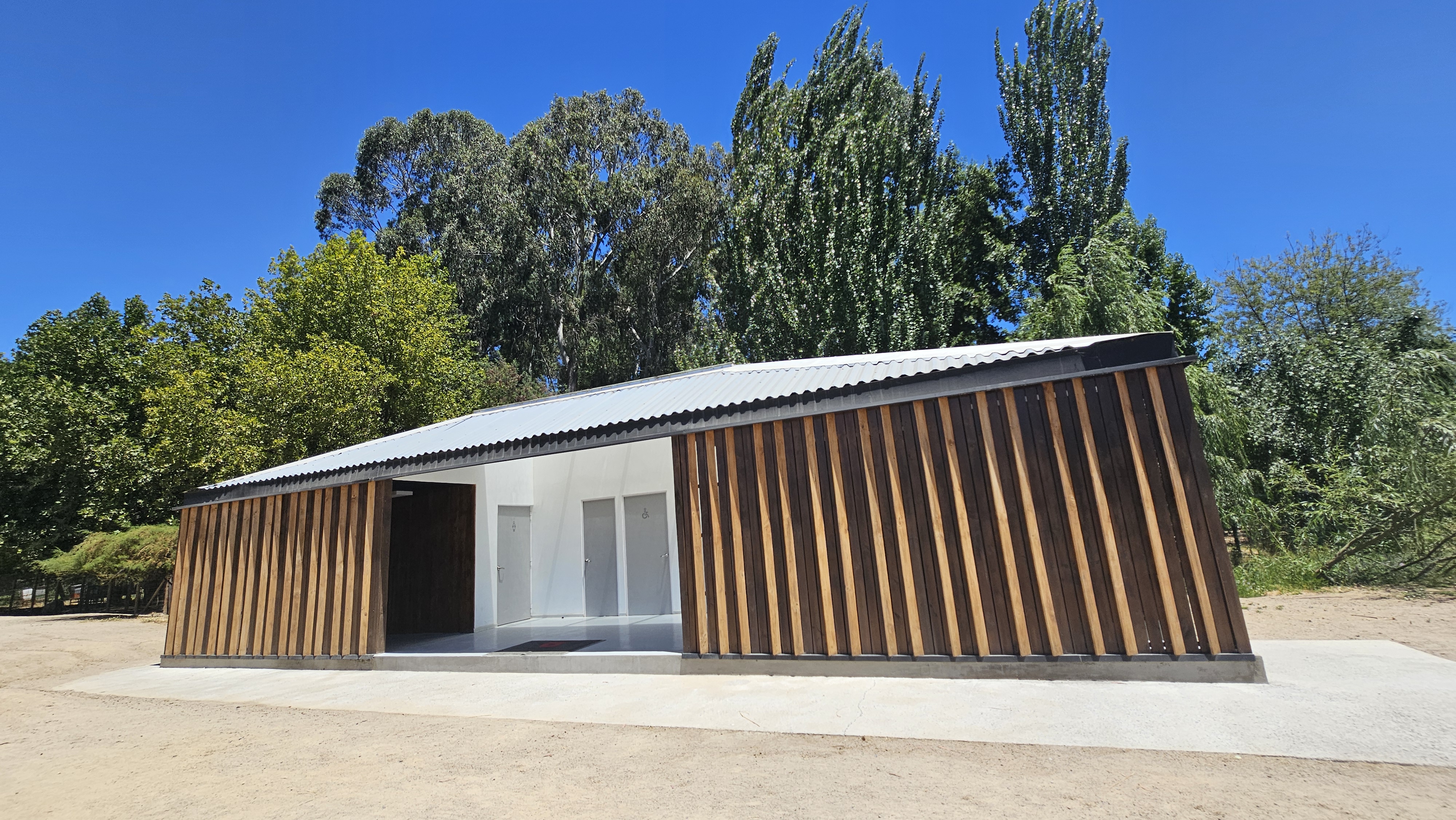 Fotogrfía del edificio techado en el que se encuentran los baños